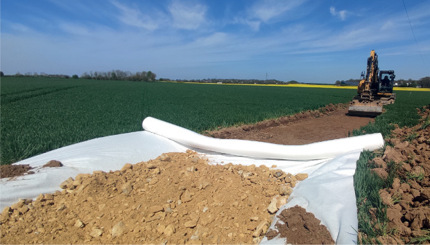 Pose de géotextile DREFON de Mecaroute sur chantier